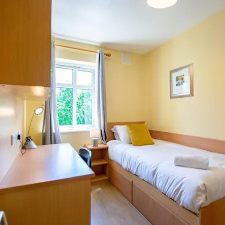 74 - 4 Bed Townhouse With Parking